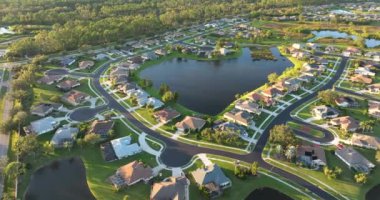 Florida 'nın deniz kenarındaki banliyö evlerinin manzarası. ABD Premium Konutlarının Geliştirilmesi.