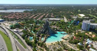 Volkan Körfezi Su Tema Parkı. Florida 'daki Universal Orlando Resort' ta tropikal temalı bir akapark. ABD turizm merkezi.