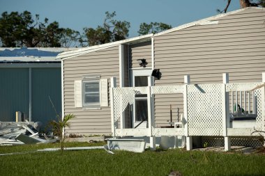 Florida yerleşim bölgesinde kasırgadan sonra ağır hasar gören mobil evler. Doğal afetin sonuçları..