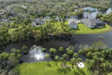 Doğal afetin sonuçları. Florida yerleşim bölgesindeki Ian kasırgasından sonra evlerin etrafını su basmış..