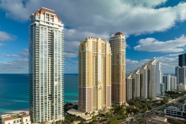 Sunny Isles Sahili 'ndeki Atlantik Okyanusu kıyısında pahalı oteller ve daireler. Güney Florida 'daki Amerikan turizm altyapısı.
