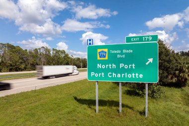 Florida, ABD eyaletler arası yolda otoyol çıkış tabelası. I-75 karayolu kavşağı Kuzey Limanı ve Charlotte Limanı 'na çıkıyor..