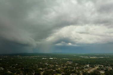 Kasaba üzerinde sağanak fırtınadan önce fırtınalı gökyüzünde oluşan kara uğursuz bulutların manzarası..