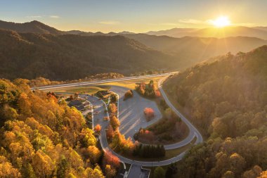 I-26 otobanında geniş bir dinlenme alanı. Kuzey Carolina 'da. Mars Tepesi yakınlarında. Gece yarısı araba ve kamyon parkı için. Uzun yolculuklar boyunca dinlenme yeri.
