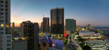 Florida, ABD 'de Miami Brickell şehir merkezinin gece şehir manzarası. Modern Amerikan megapolis 'inde yüksek gökdelen binaları olan gökyüzü çizgisi.