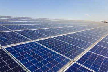 Temiz ekolojik elektrik enerjisi üretmek için fotovoltaik paneller. Solar çatısı olan ticari bir bina. Sıfır emisyon kavramı ile yenilenebilir elektrik.