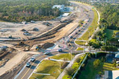 Amerikan otobanındaki kavşakta yol çalışması şantiyesi. Şehrin dairesel ulaşım kavşağının gelişimi.