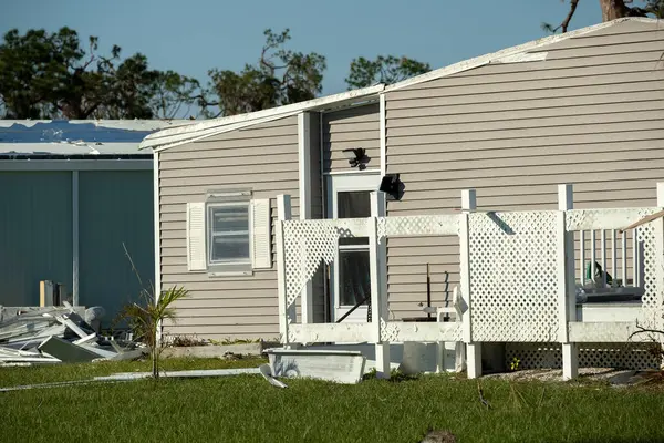 Florida yerleşim bölgesinde kasırgadan sonra ağır hasar gören mobil evler. Doğal afetin sonuçları..
