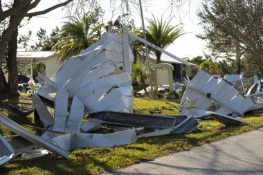 Hurda metaller, Florida 'daki taşınabilir evlerde büyük hasar gören kasırga sonrası sokak kenarındaki yığınlar halinde imha edildi. Doğal afetin sonuçları..