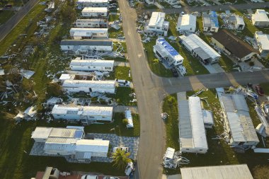 Florida gezici ev bölgesinde Ian kasırgasından sonra ciddi hasar görmüş evler. Doğal afetin sonuçları..