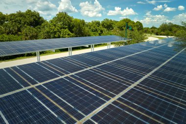 Park yerinin üzerine temiz enerjinin etkin üretimi için park edilmiş arabalar için güneş panelleri yerleştirildi.