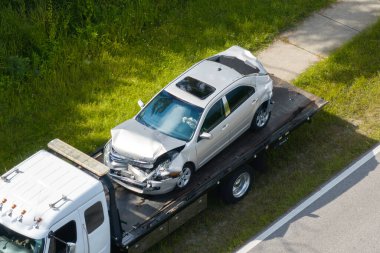 Çekicinin kaza yaptığı bir trafik kazası. Araba kazasında kaza yapmış. Florida, ABD 'deki acil yola ilk müdahale ekipleri yardım ediyor..