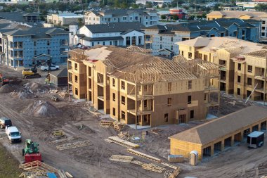 Yeni banliyö bölgesinde yapım aşamasındaki ahşap apartmanlar. Florida 'nın banliyölerinde konut geliştirme. ABD 'de emlak piyasası.