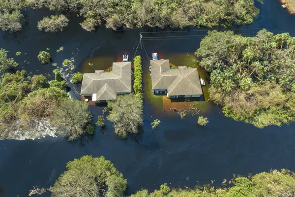 Etrafı Ian Kasırgası ile çevrili sel suları Florida yerleşim bölgesindeki evleri sarıyor. Doğal afetten sonra.