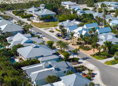 Florida 'nın Boca Grande kasabasında pahalı evler. Amerikan banliyölerinde emlak gelişimine örnek olarak Amerikan rüya evleri.