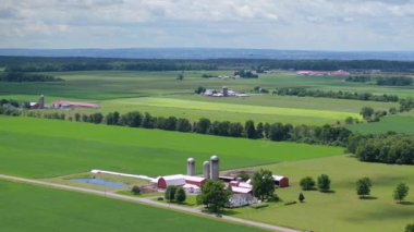 Ohio kırsalında çiftlik ahırı ve silolar, ABD. Amerikan tarım arazisi.