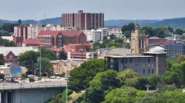 Tennessee Üniversitesi kampüsü Knoxville, Tennessee 'de. Tarihi binaların havadan görünüşü. Amerikan kamu eğitimi ve araştırması