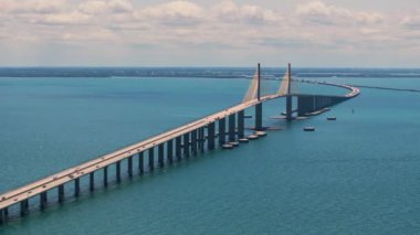 Florida 'daki Sunshine Skyway Köprüsü' nden geçen karayolu trafiği. ABD 'de ulaşım altyapısı.