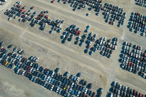 Açık arttırma rezonans şirketinin otoparkının havadan görüntüsü park halindeki araçlar yeniden pazarlama hizmetleri için hazır. İkinci el araç satışları.