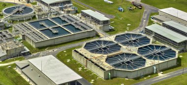 Kentsel atık su arıtma tesisindeki modern su temizleme tesisinin havadan görüntüsü. İstenmeyen kimyasalların, askıya alınmış katı maddelerin ve gazların kirlenmiş sıvılardan çıkarılması süreci.