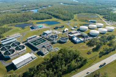 Şehrin atık su temizleme tesisindeki su arıtma fabrikasının havadan görüntüsü. İstenmeyen kimyasalların, askıya alınmış katı maddelerin ve gazların kirlenmiş sıvılardan çıkarılması süreci.