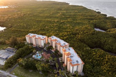 Florida kırsalında tropikal sulak arazi manzaralı bir apartman. Sakin bir mahallede aile evleri. Amerikan banliyölerinde gayrimenkul geliştirme.