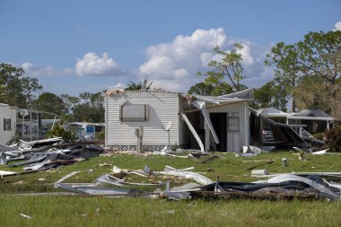 Florida yerleşim bölgesinde kasırgadan sonra ağır hasar gören mobil evler. Doğal afetin sonuçları..