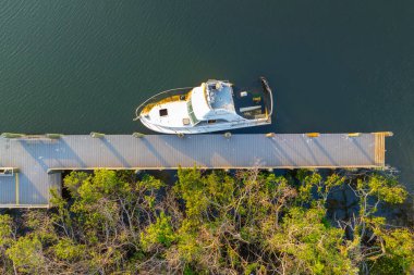 Manasota, Florida 'daki Ian kasırgasından sonra batık yelkenli teknesi sığ körfez sularında terk edildi..
