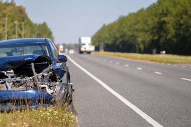 Trafik kazasında kaza yapan araba yol kenarına park etmiş. Terk edilmiş bozuk araç..