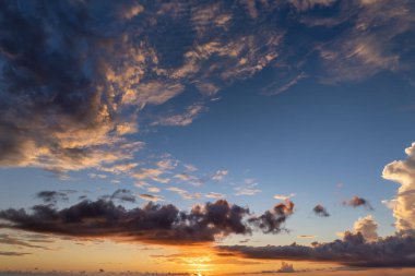 Akşamları gökyüzü renkli bulutlarla kaplanır. Panoramik gökyüzü.