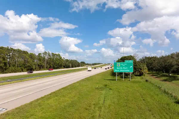Florida, ABD eyaletler arası yolda otoyol çıkış tabelası. I-75 karayolu kavşağı Kuzey Limanı ve Charlotte Limanı 'na çıkıyor..