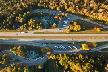 Meşgul Amerikan otoyolunun yakınında dinlenme alanı olan büyük bir kamyon durağı. Eyaletler arası seyahat sırasında park yeri.