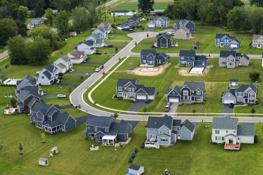 Düşük yoğunluklu iki katlı özel evler Rochester, New York 'un dışındaki kırsal yerleşim yerlerinde. Büyük arsa büyüklüğünde lüks banliyö evleri ve yaz mevsiminde yeşil çimenli çimenler.