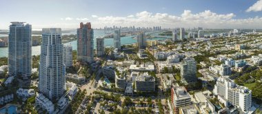 Güney Florida, ABD 'deki Miami Beach City' de. Yüksek lüks oteller ve apartmanlar. ABD 'de turizm altyapısının yüksek açılı görünümü.