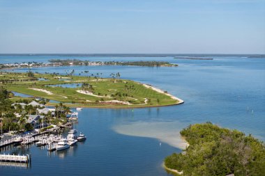 Güneşli Florida 'da okyanus manzaralı golf sahası. Gasparilla Adası 'nda küçük bir kasaba olan Boca Grande' de yeşil çimenleri olan açık hava spor sahaları..