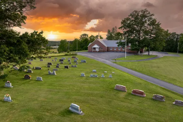 Stock image Old American cemetery with rows of tombstones on country church graveyard.