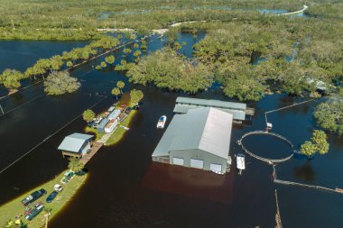 Etrafı Ian Kasırgası ile çevrili sel suları Florida kırsal kesimindeki endüstriyel depo binası. Doğal afetten sonra.
