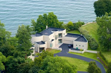 Rochester, New York kırsal kesimindeki Ontario Gölü kıyısındaki iki katlı iskan evi. Amerikan banliyölerinde emlak gelişimine örnek olarak Amerikan rüya evleri.