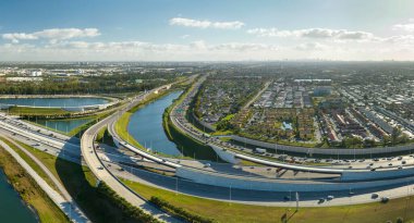 ABD ulaşım altyapısı konsepti. Miami, Florida 'daki büyük otoyol kavşağından hızlı hareket eden arabalar ve kamyonlarla.