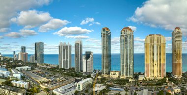 Sunny Isles Beach City 'deki Atlantik Okyanusu kıyısındaki lüks otellerin ve apartmanların manzarası. Güney Florida 'daki Amerikan turizm altyapısı.
