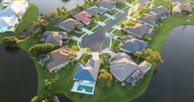 Florida banliyö bölgesindeki geniş aile evlerinin hava akşam manzarası. Amerikan banliyölerinde gayrimenkul geliştirme.