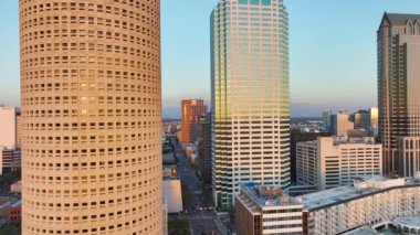 Florida, ABD 'deki Tampa şehrinin şehir merkezindeki hava manzarası. Cam ve çelik gibi yüksek gökdelen binalar ve modern Amerikan şehir merkezinde trafiği olan cadde.