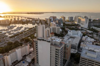 Sarasota şehrinin üstünde, Florida 'nın deniz kenarındaki yüksek binalar. ABD 'de konut ve ulaşımın geliştirilmesi.