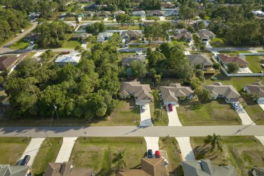 Florida sakin yerleşim bölgesinde yeşil palmiye ağaçları arasında özel evleri olan banliyö manzarası.