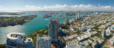 Miami Beach 'in Amerikan güney mimarisi. South Beach yüksek lüks oteller ve apartmanlar. Güney Florida, ABD 'deki turizm altyapısı.