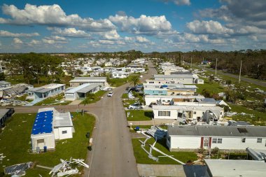 Florida yerleşim bölgesindeki Ian kasırgasından sonra ağır hasar görmüş mobil evler. Doğal afetin sonuçları..