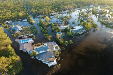 Florida yerleşim bölgesinde kasırga yağışı ile sel basmış evler. Doğal afetin sonuçları..