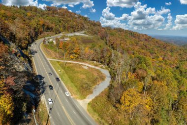 Kuzey Carolina Appalachian dağlarında sonbahar mevsiminde hızlı giden trafik arabaları ve kamyonları olan otoyol. ABD 'de eyaletler arası ulaşım altyapısı.