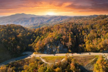 Kuzey Carolina Appalachian dağlarında sonbahar mevsiminde hızlı giden trafik arabaları ve kamyonları olan otoyol. ABD 'de eyaletler arası ulaşım altyapısı.