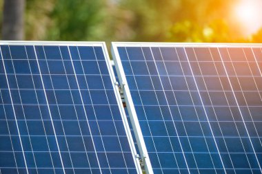 Güneş fotovoltaik panelleri temiz ekolojik elektrik enerjisi üretmek için arka bahçede tek başına duran çerçeveye monte edildi. Özerk ev kavramı.